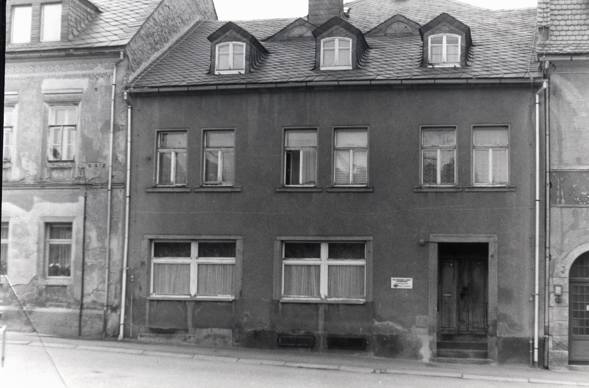 Haus neben Sparkasse links alt